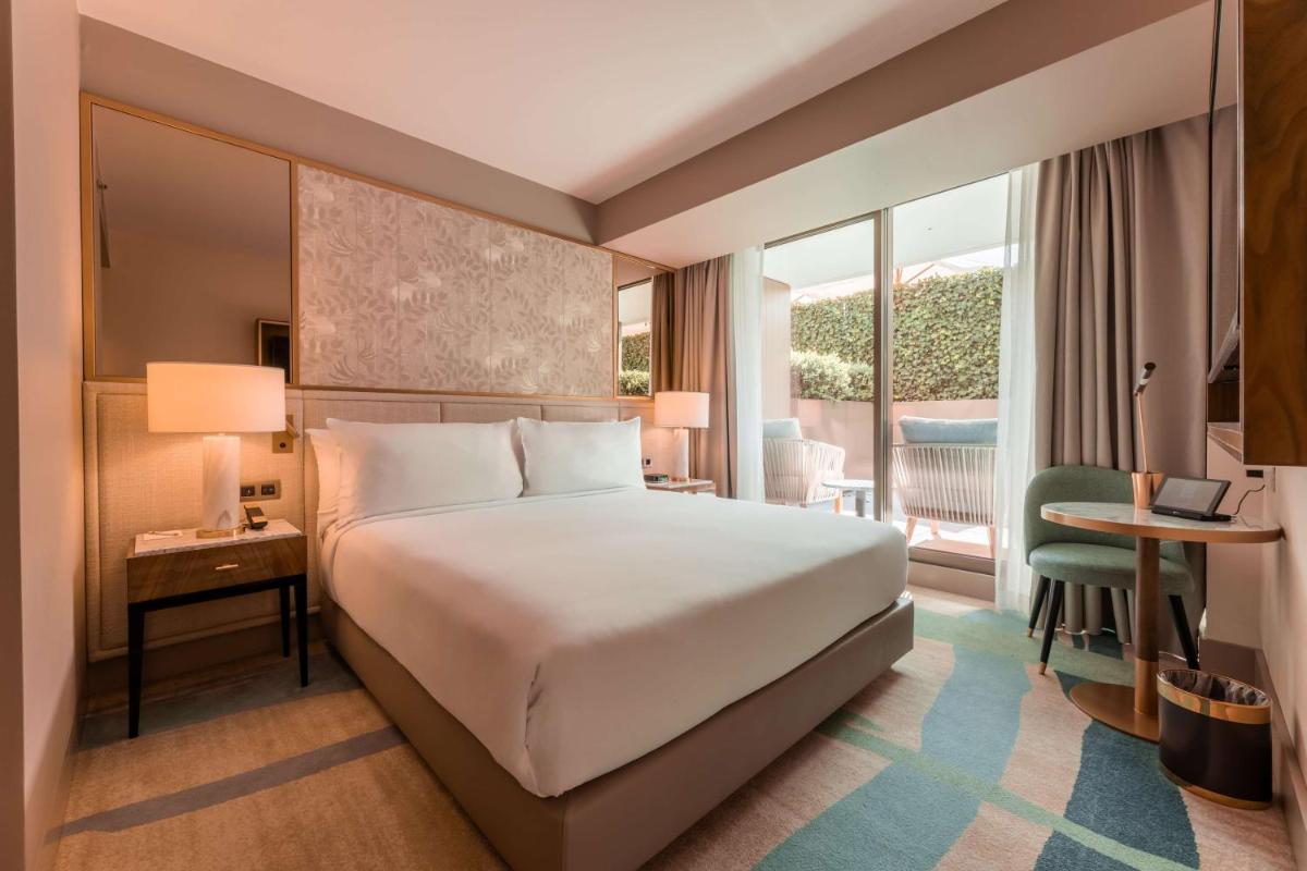 Uma cama ou camas num quarto em Legacy Hotel Cascais, Curio Collection By Hilton
