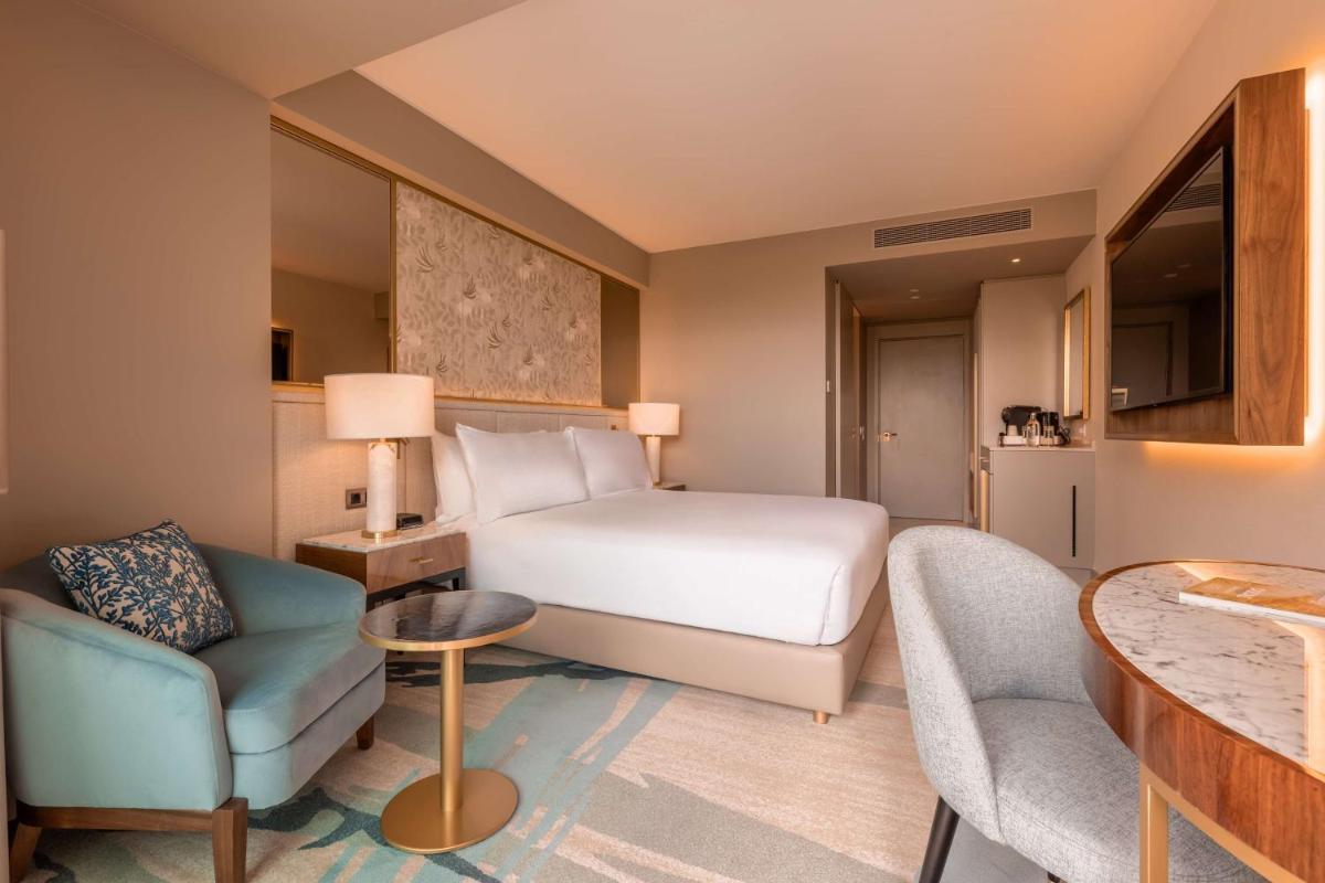 Uma cama ou camas num quarto em Legacy Hotel Cascais, Curio Collection By Hilton