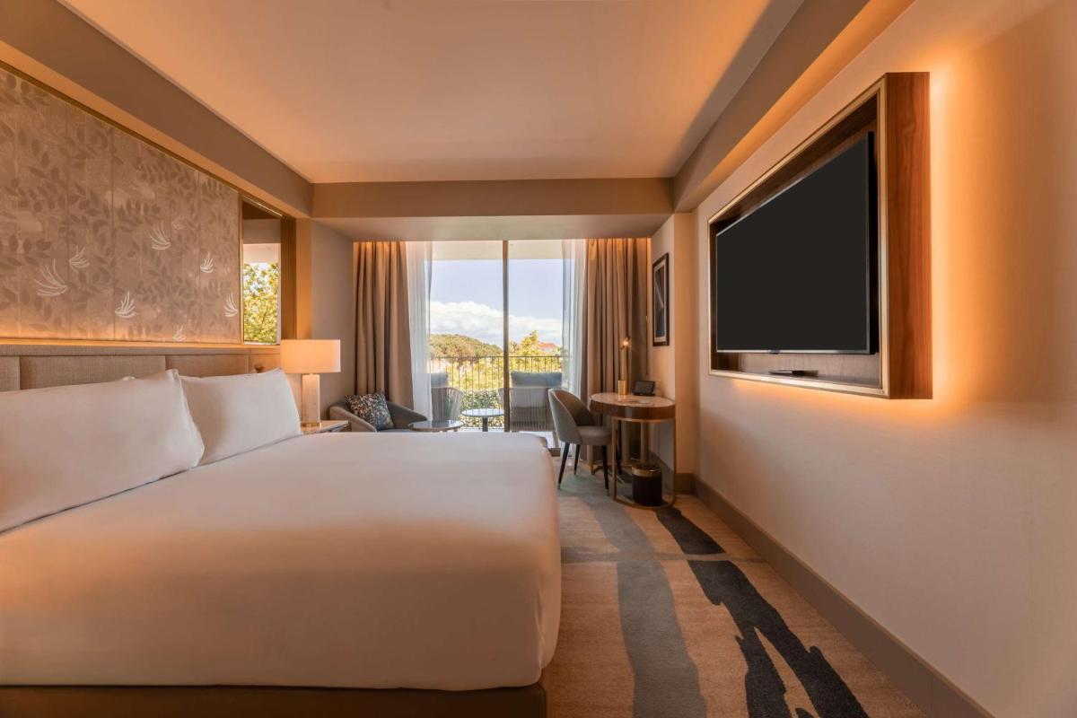 Uma cama ou camas num quarto em Legacy Hotel Cascais, Curio Collection By Hilton