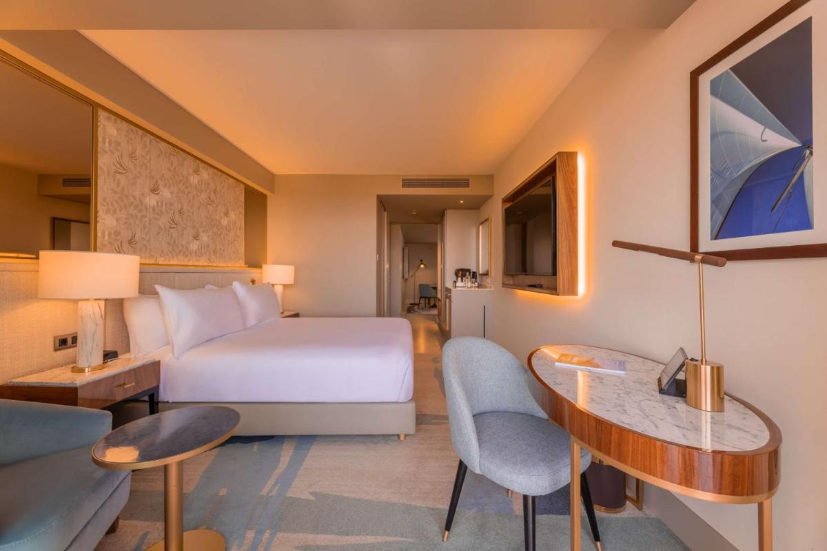 Uma cama ou camas num quarto em Legacy Hotel Cascais, Curio Collection By Hilton