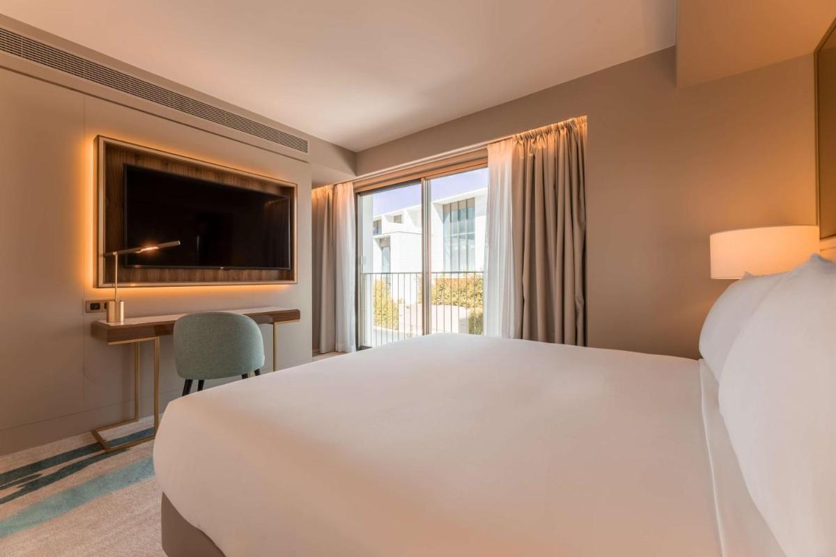 Uma cama ou camas num quarto em Legacy Hotel Cascais, Curio Collection By Hilton