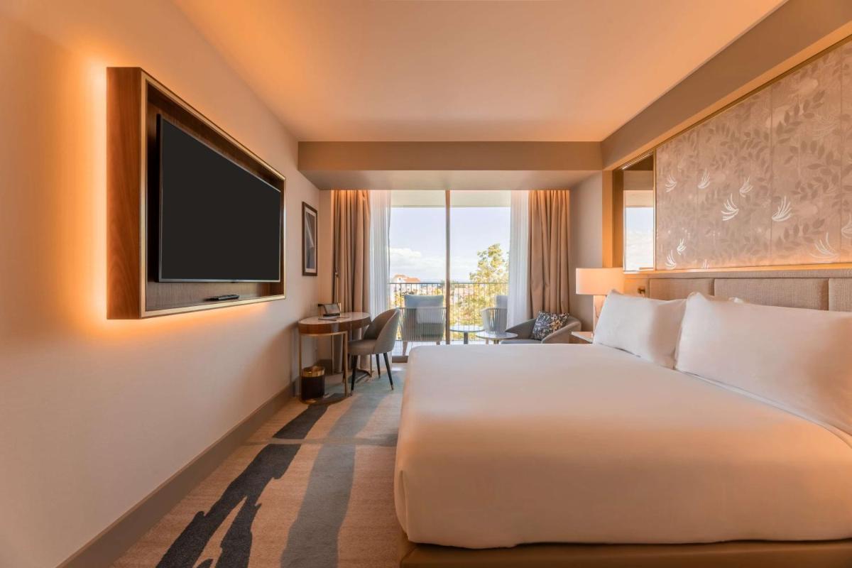 Uma cama ou camas num quarto em Legacy Hotel Cascais, Curio Collection By Hilton