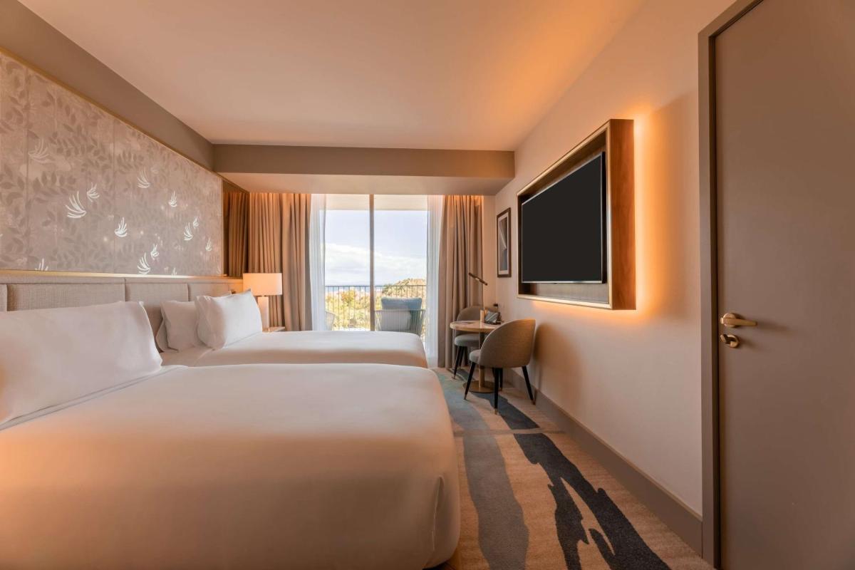 Uma cama ou camas num quarto em Legacy Hotel Cascais, Curio Collection By Hilton