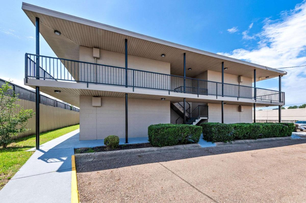 Econo Lodge Texarkana I-30 - Housity