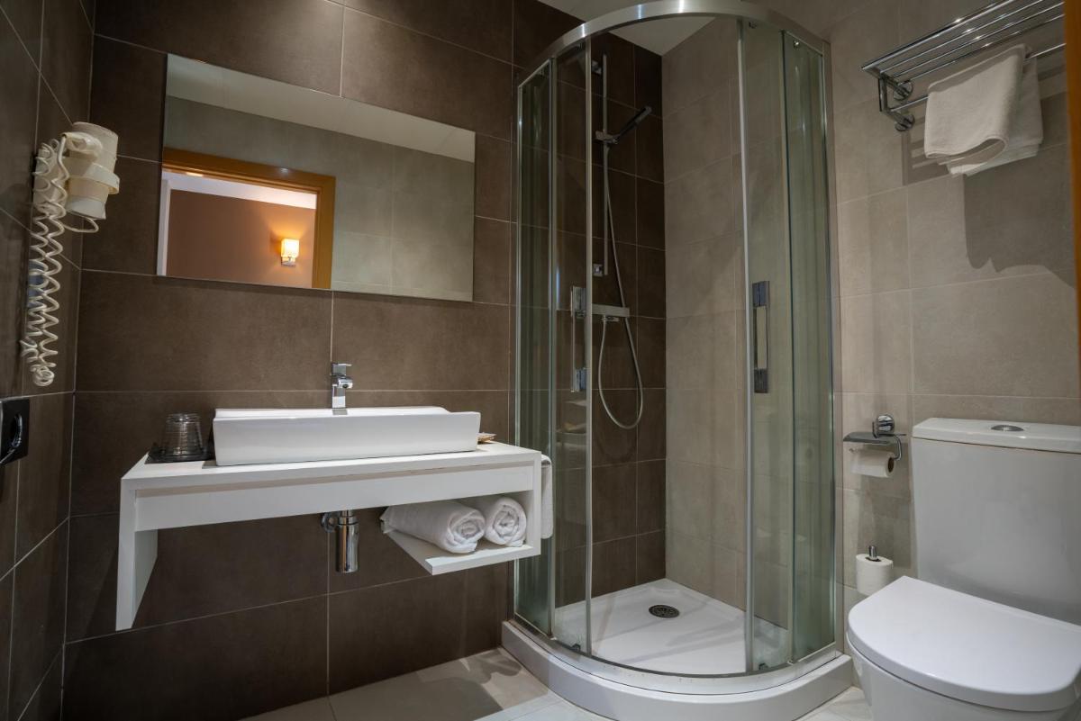 Un baño de Hotel & Spa Golden Barcelona