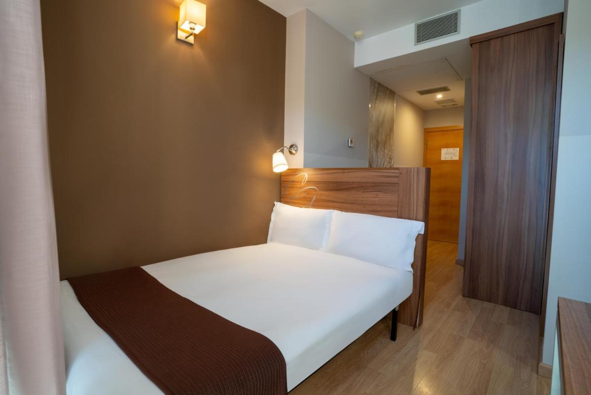 Cama o camas de una habitación en Hotel & Spa Golden Barcelona