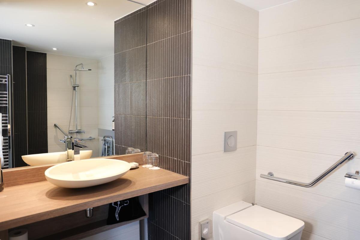 Salle de bains dans l'établissement Hôtel & Spa Le Grand Large