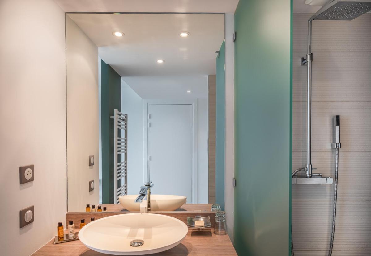 Salle de bains dans l'établissement Hôtel & Spa Le Grand Large