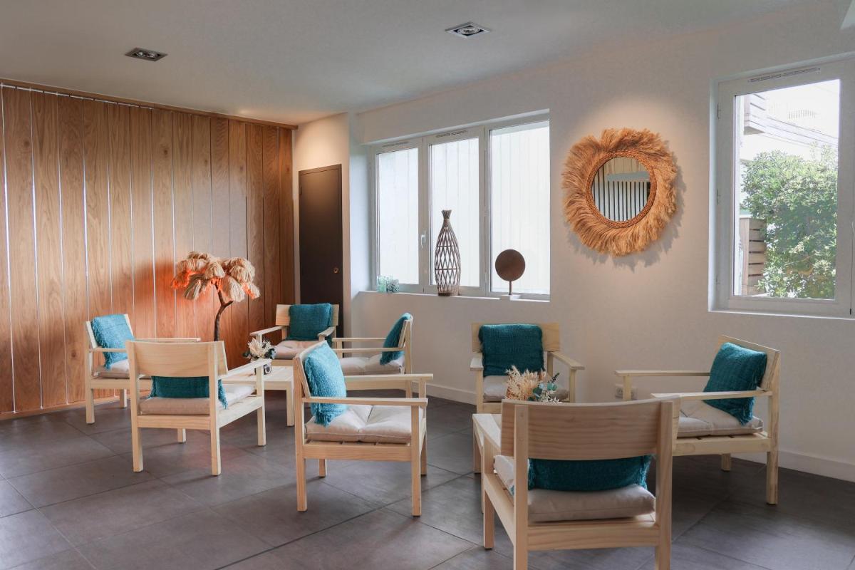 Coin salon dans l'établissement Hôtel & Spa Le Grand Large