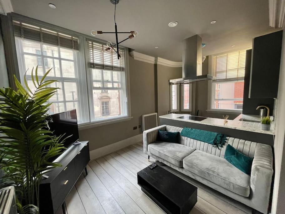 Stunning 2-bedroom Apartment in Manchester Centre - Housity