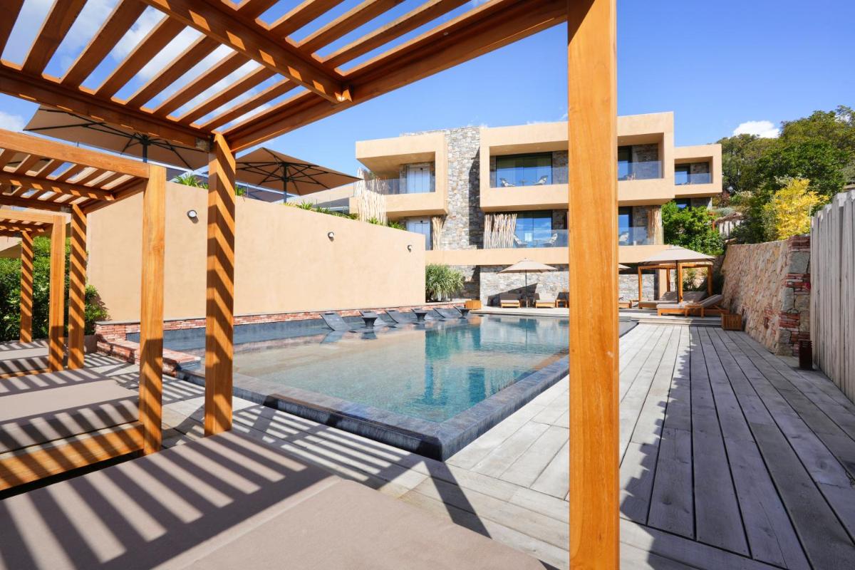 Piscine de l'établissement Les Regalia Hôtel & Spa ou située à proximité