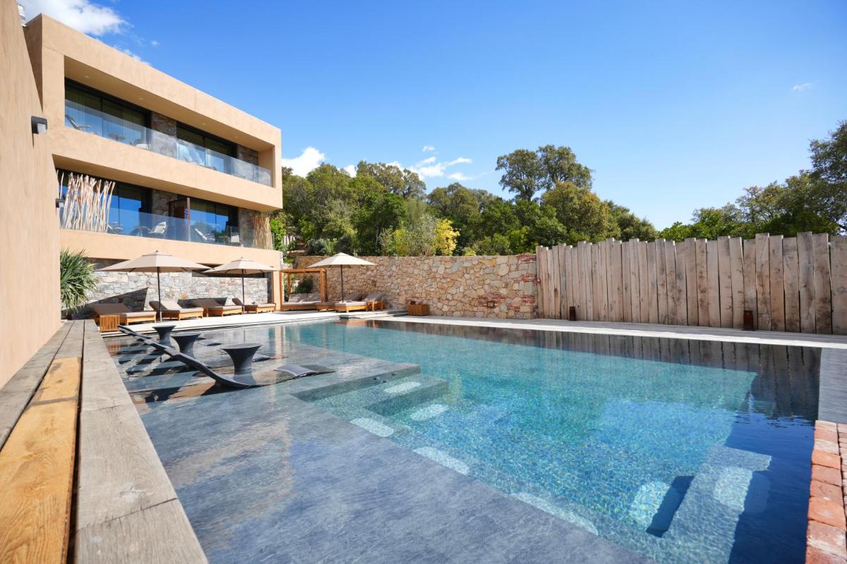 Piscine de l'établissement Les Regalia Hôtel & Spa ou située à proximité