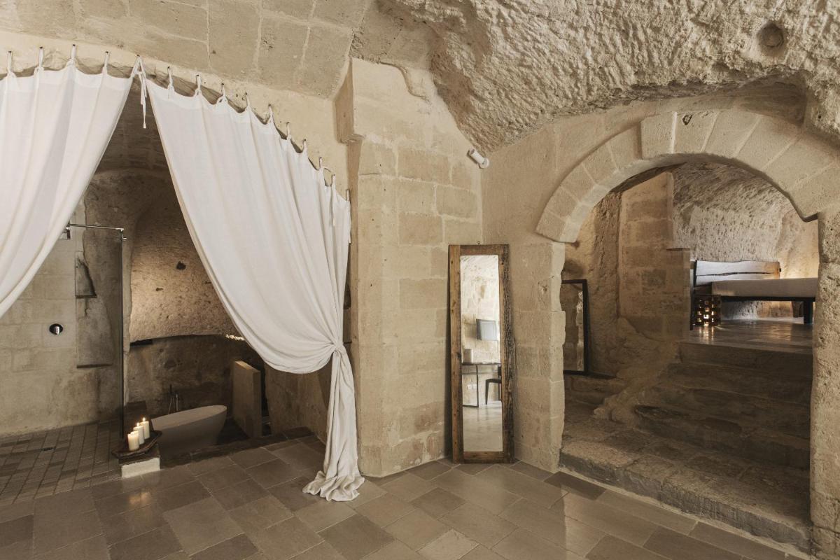 Aque cave - Housity