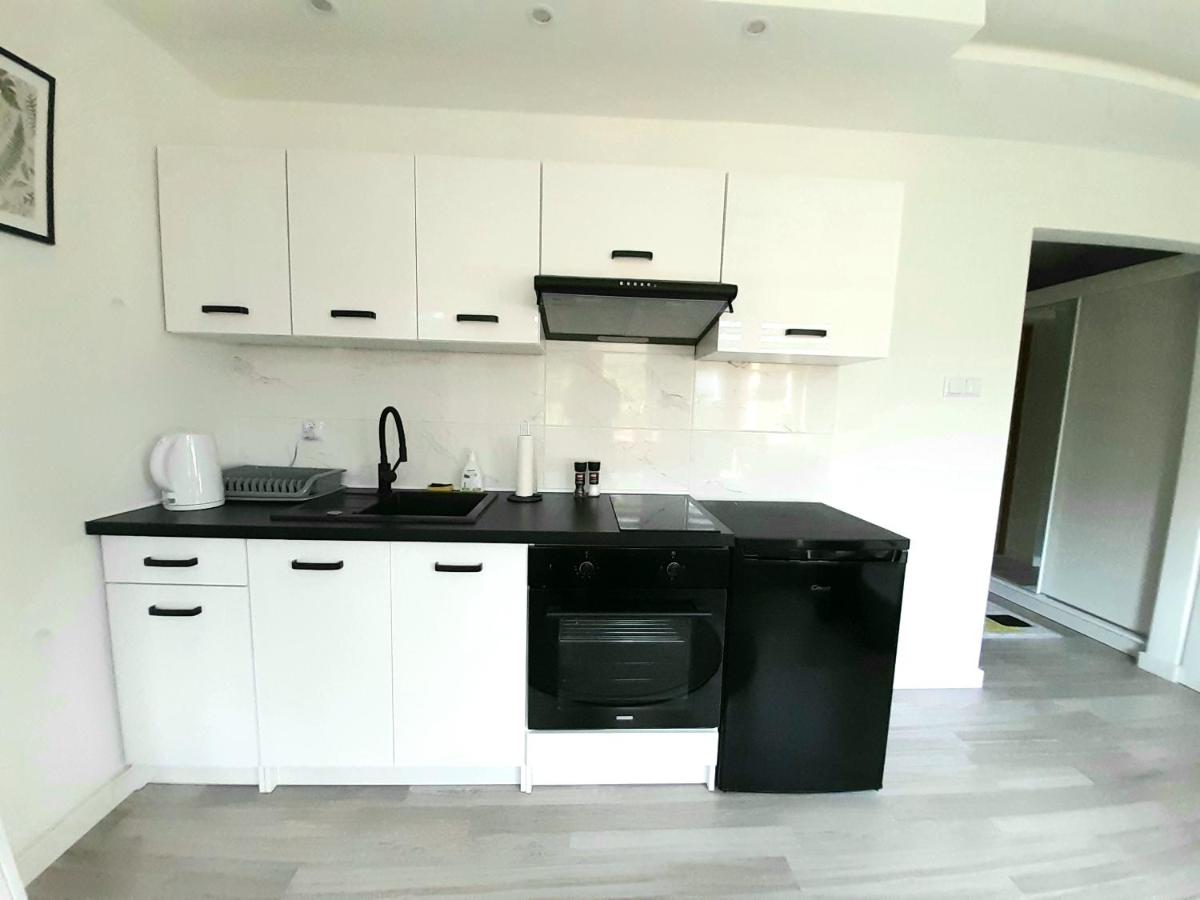 Black&White Apartment - Housity