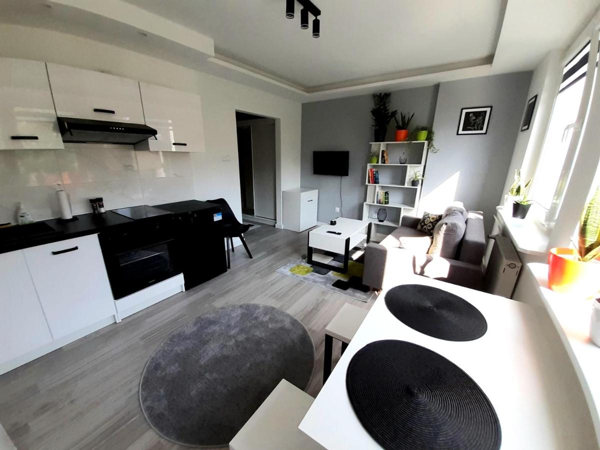 Black&White Apartment - Housity