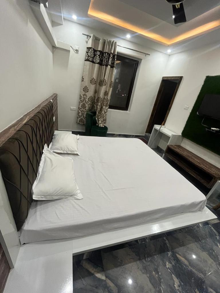 Hotel JAI MATA CHINTPURNI FAMILY HOTEL - Housity