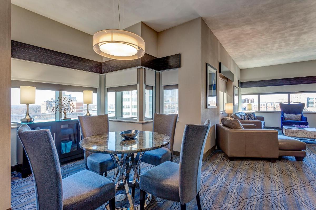 DoubleTree by Hilton St. Louis Forest Park - Hizvo
