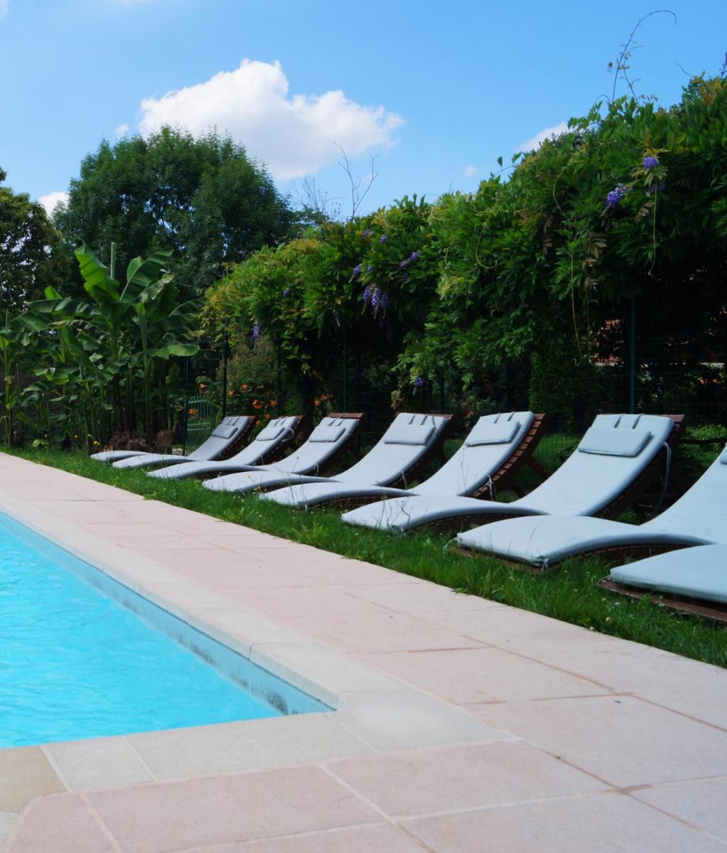 Piscine de l'établissement Hotel Logis - Chateau de Beauregard ou située à proximité