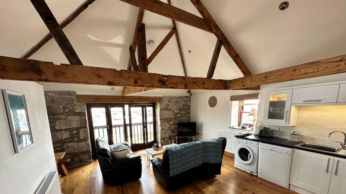 Sail Loft Lookout - Modern Harbourside Apartment with Character Features - 101 - Hizvo