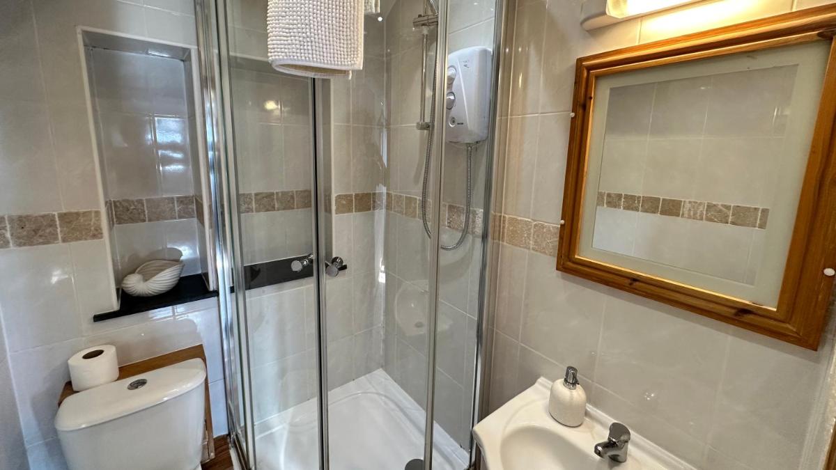 Sail Loft Lookout - Modern Harbourside Apartment with Character Features - 101 - Hizvo