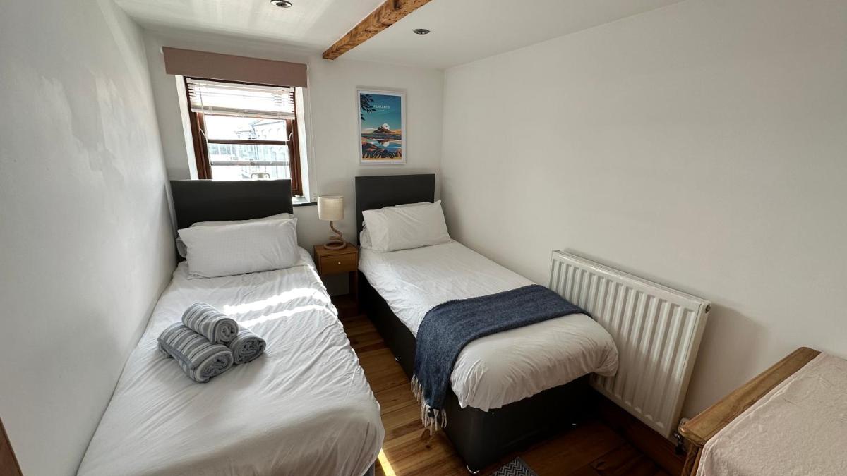 Sail Loft Lookout - Modern Harbourside Apartment with Character Features - 101 - Hizvo