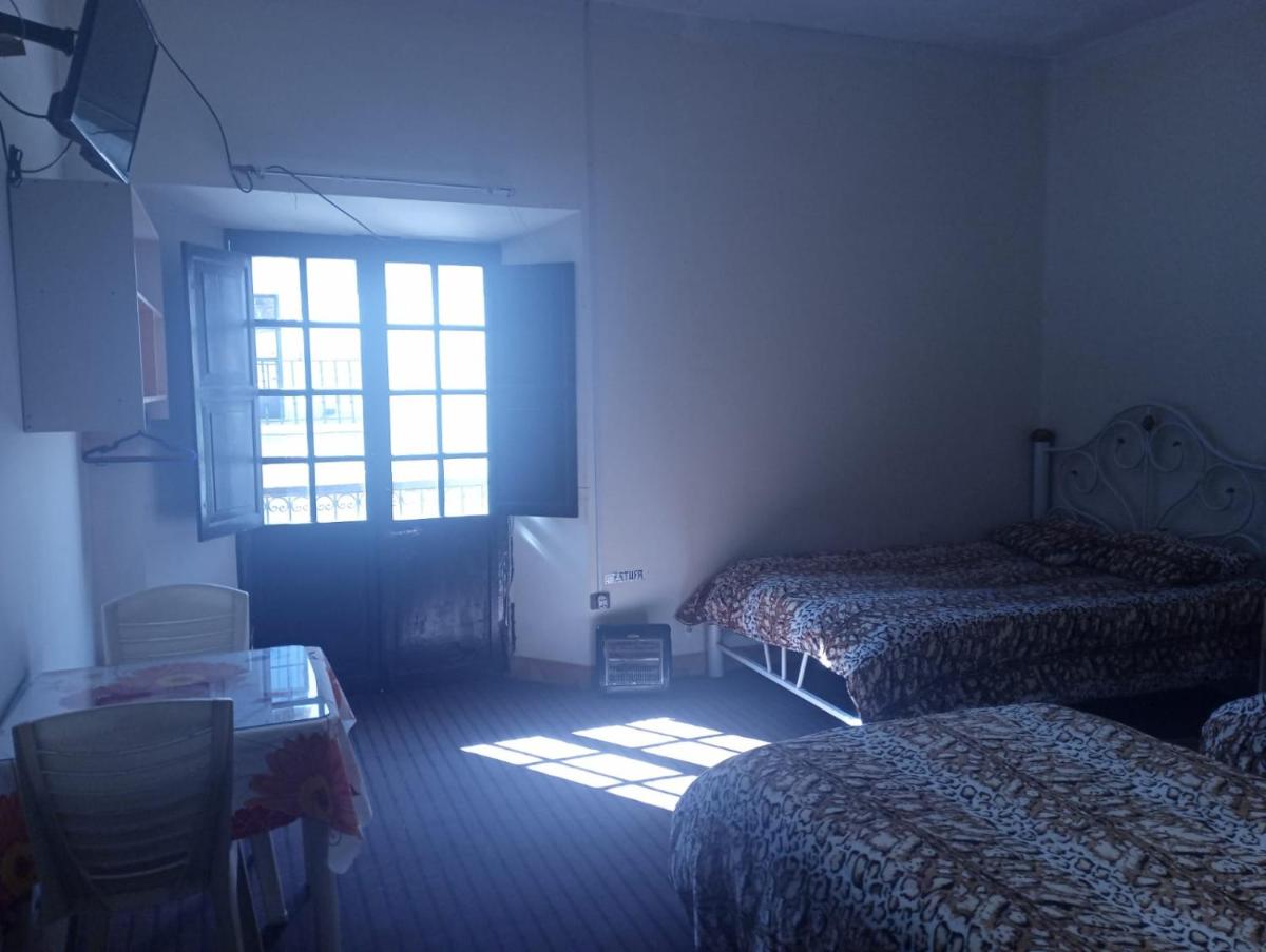 Hostal La Realeza - Housity