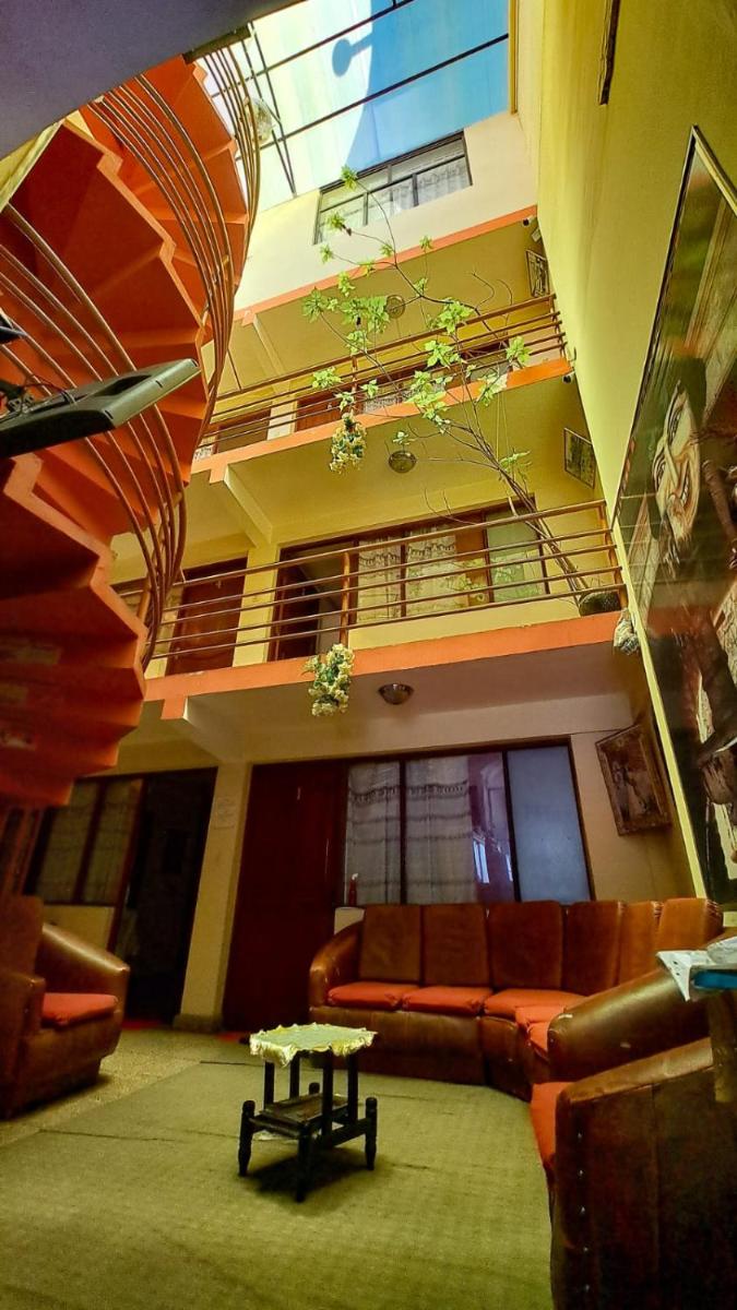 Hostal La Realeza - Housity