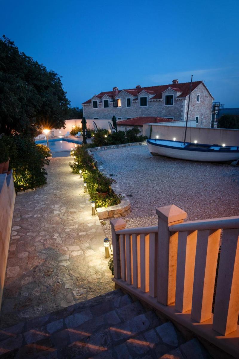 Apartments & Rooms Konoba Tomić - Housity