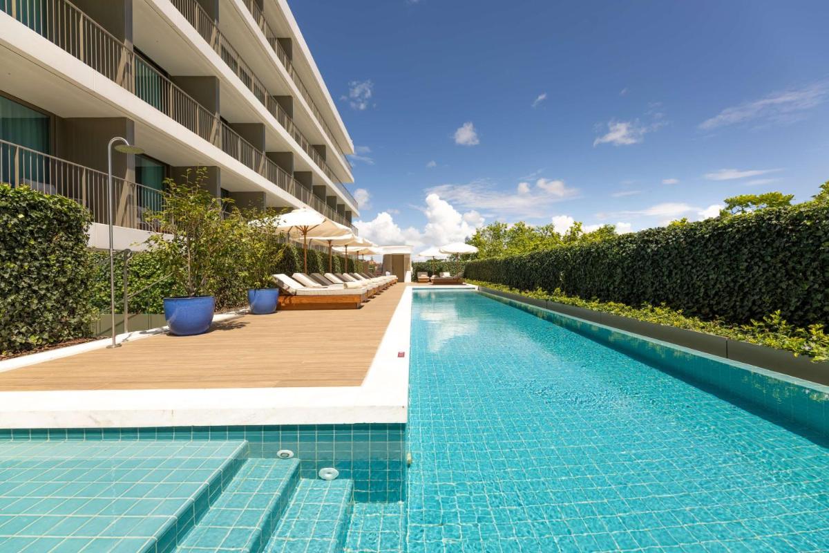 uma piscina ao lado de um prédio em Legacy Hotel Cascais, Curio Collection By Hilton em Cascais