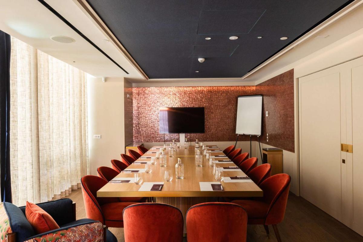 uma grande sala de conferências com uma longa mesa e cadeiras em Legacy Hotel Cascais, Curio Collection By Hilton em Cascais mais 76 fotografias