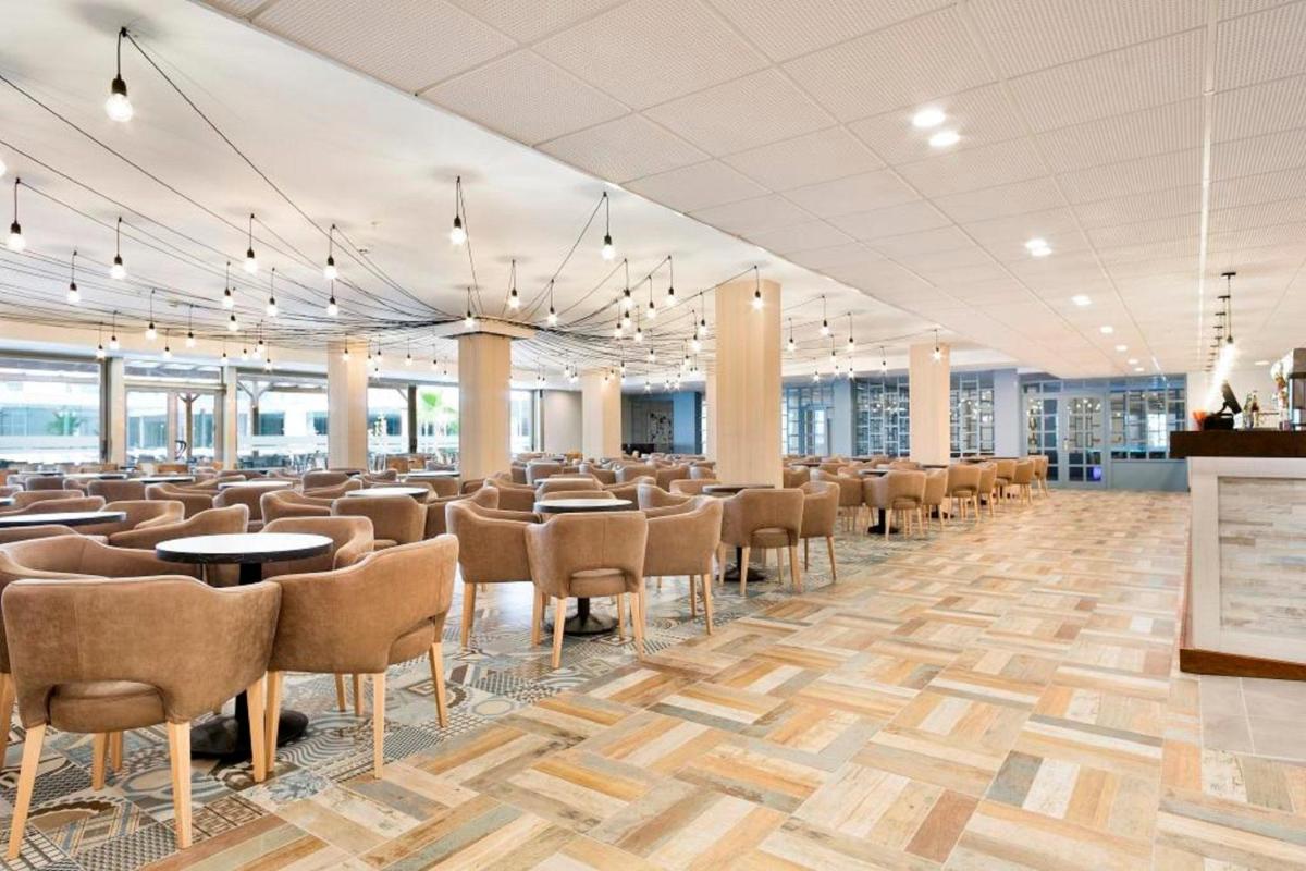 Un restaurante o sitio para comer en Hotel Best Maritim