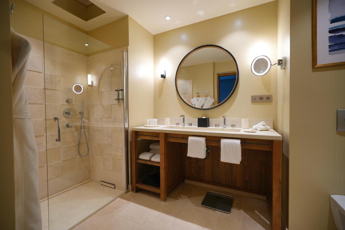 Salle de bains dans l'établissement Les Regalia Hôtel & Spa