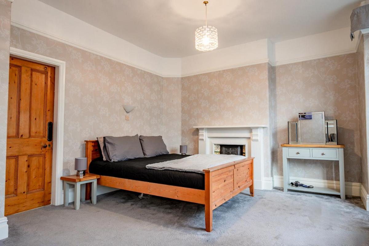 Guest Homes - Blackburn House - Housity