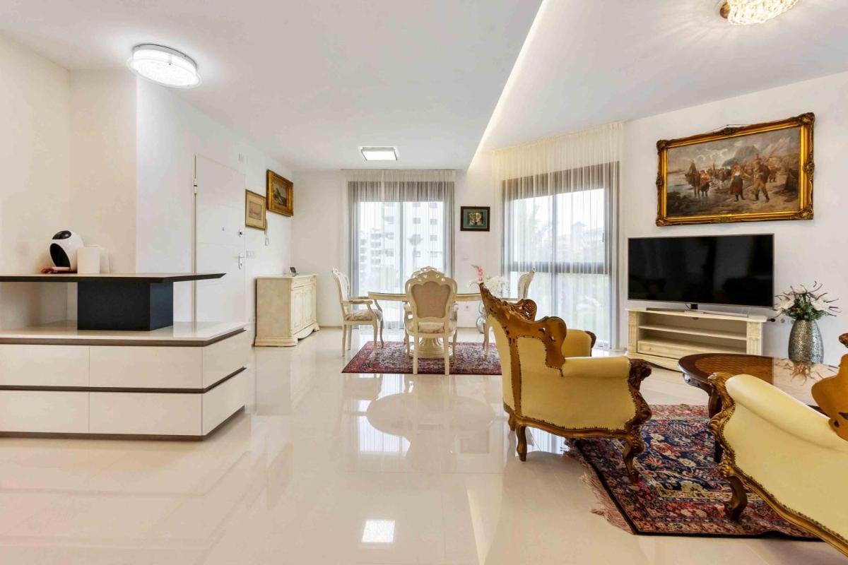 BEACH AVENUE GARDEN - Housity