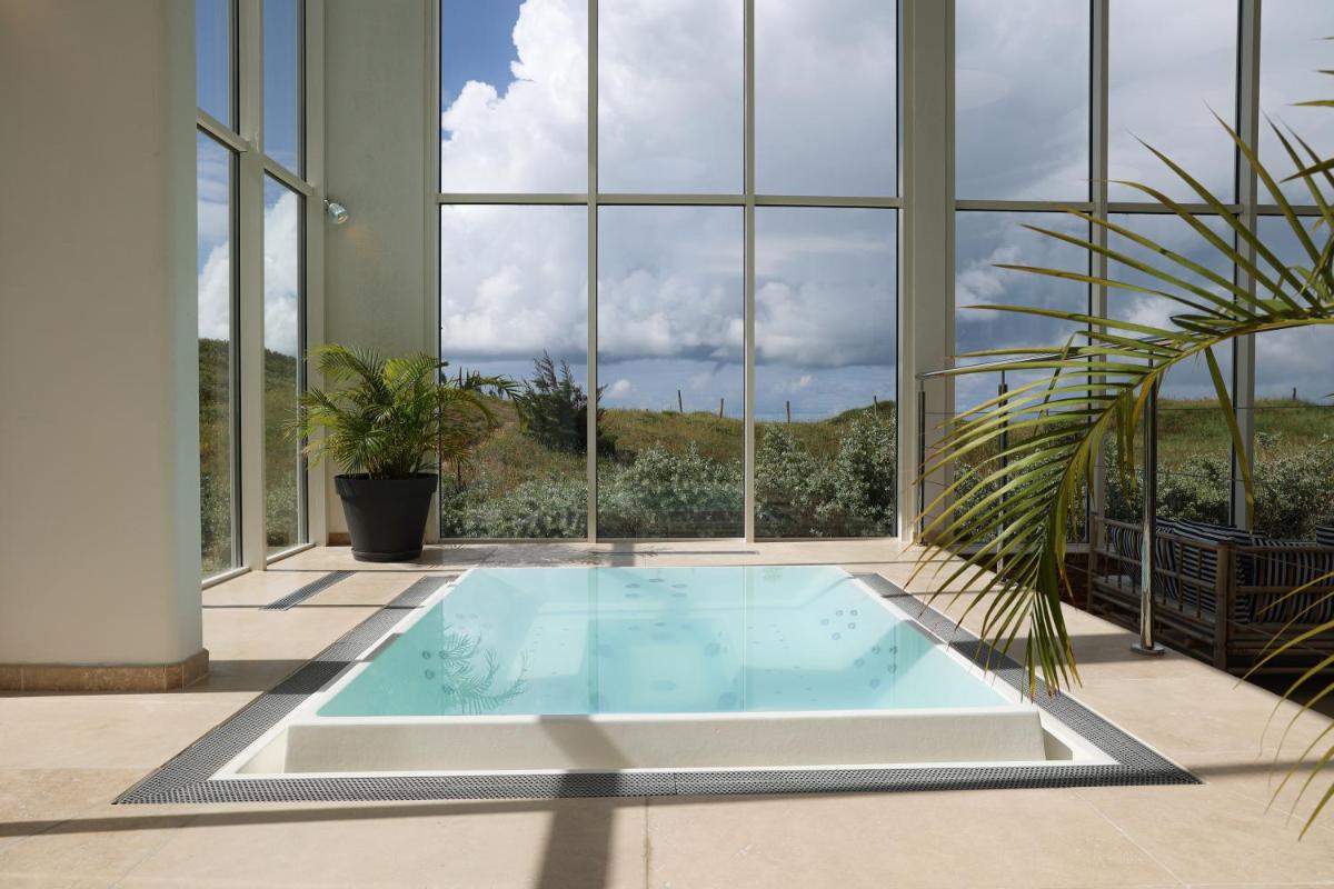 Piscine de l'établissement Hôtel & Spa Le Grand Large ou située à proximité