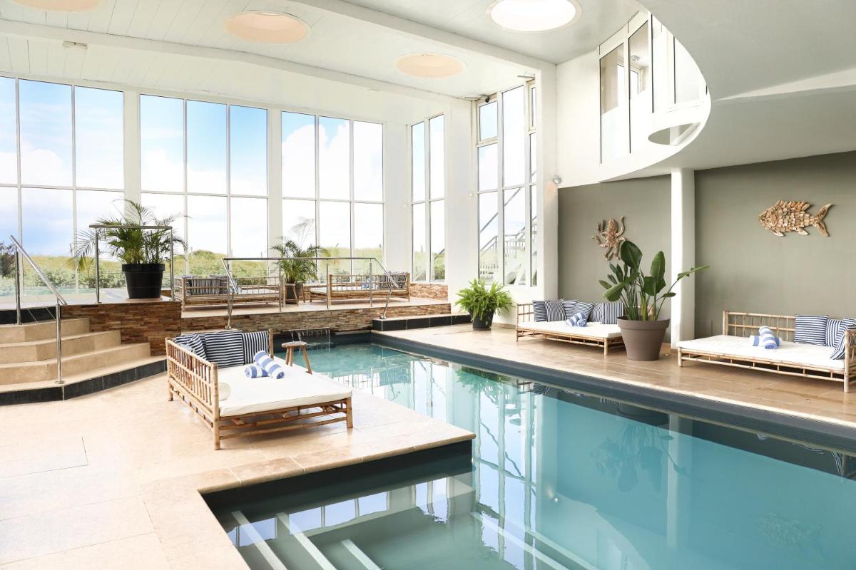 Piscine de l'établissement Hôtel & Spa Le Grand Large ou située à proximité