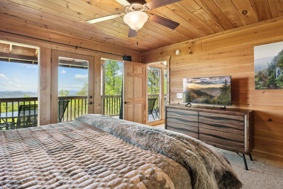 Amazing View Lodge, Your Ultimate 5-Bedroom Cabin Retreat in Sky Harbor Resort - Housity