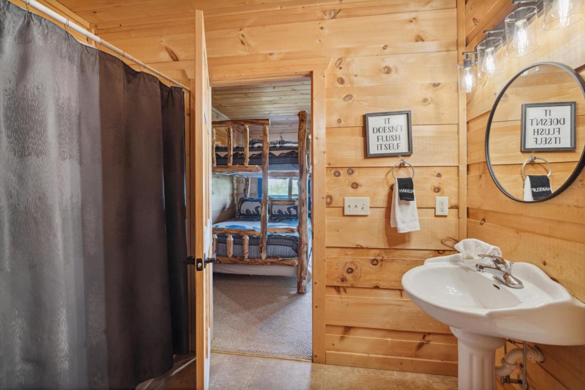 Amazing View Lodge, Your Ultimate 5-Bedroom Cabin Retreat in Sky Harbor Resort - Housity