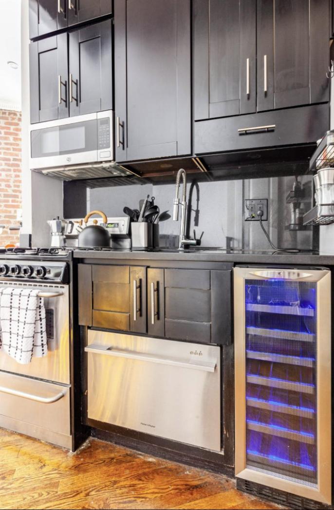 Lovely Room at 3 bedroom Apt at the heart of East Village - Housity