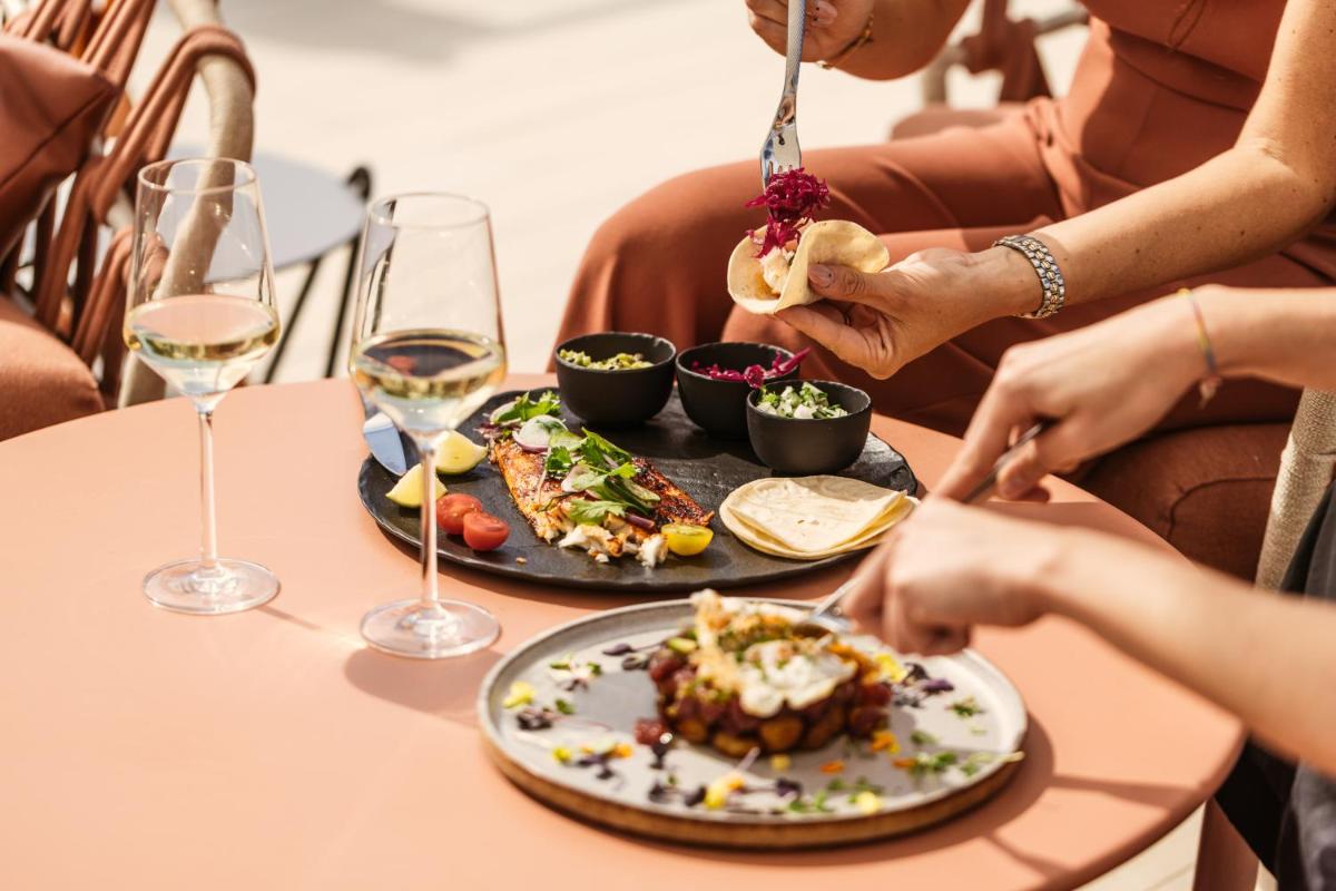 Comida en o cerca de este hotel