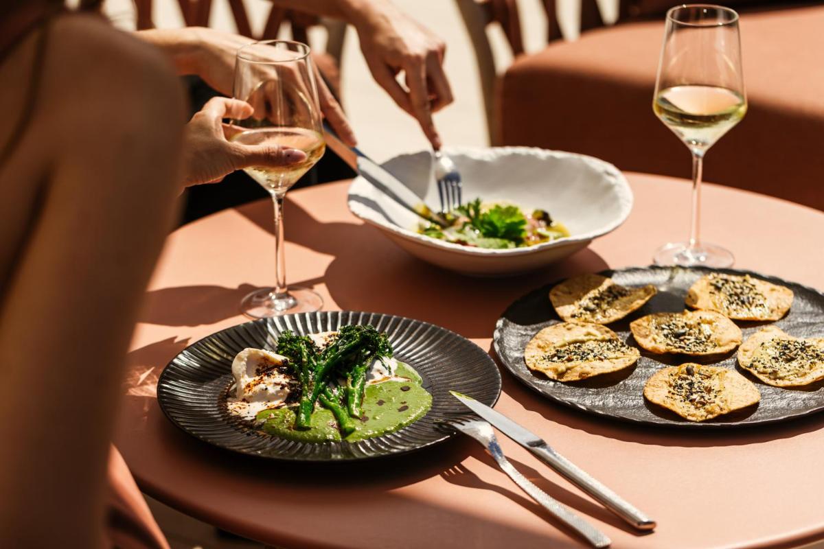 Comida en o cerca de este hotel