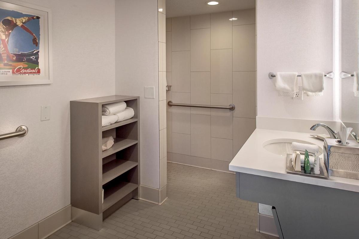 Hilton St. Louis at the Ballpark - Housity