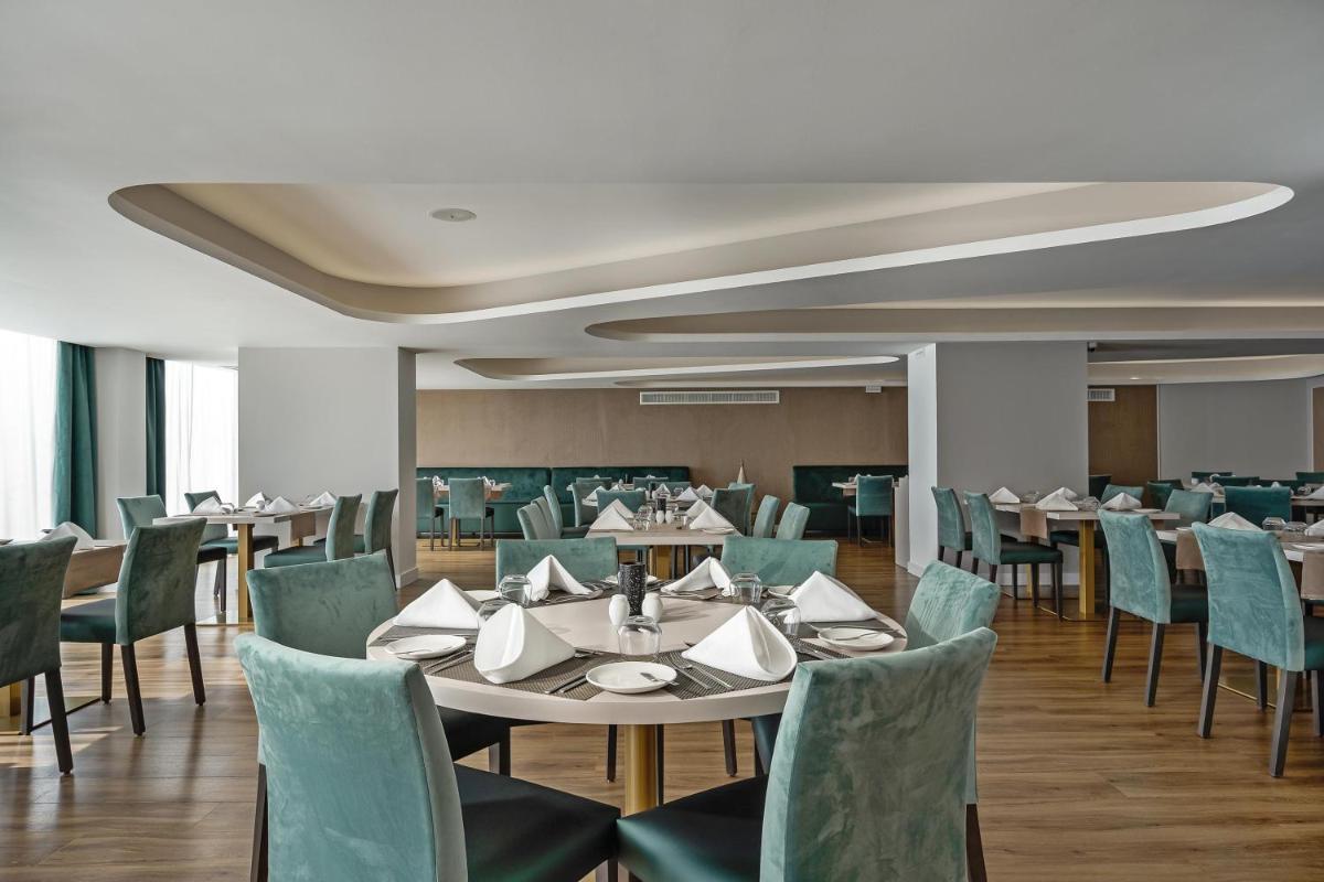 Um restaurante ou outro lugar para comer em Jupiter Albufeira Hotel - Family & Fun - All Inclusive