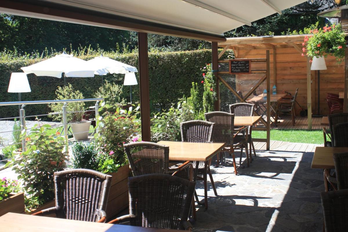 Jardin de l'établissement Logis Hotel Gai Soleil