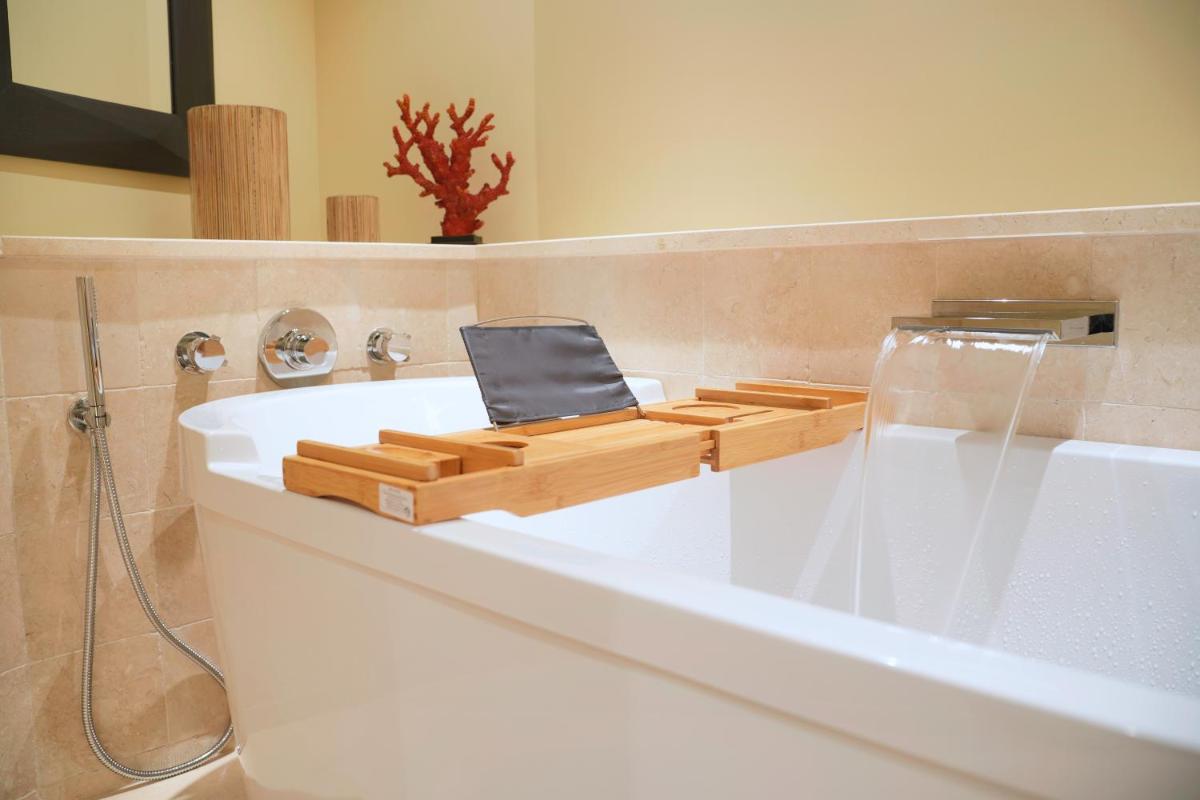 Salle de bains dans l'établissement Les Regalia Hôtel & Spa