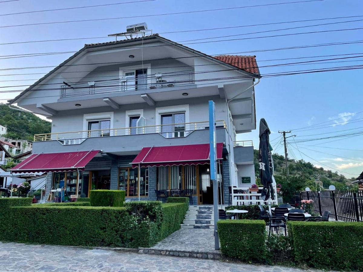 Eiffel's Guest House - Housity