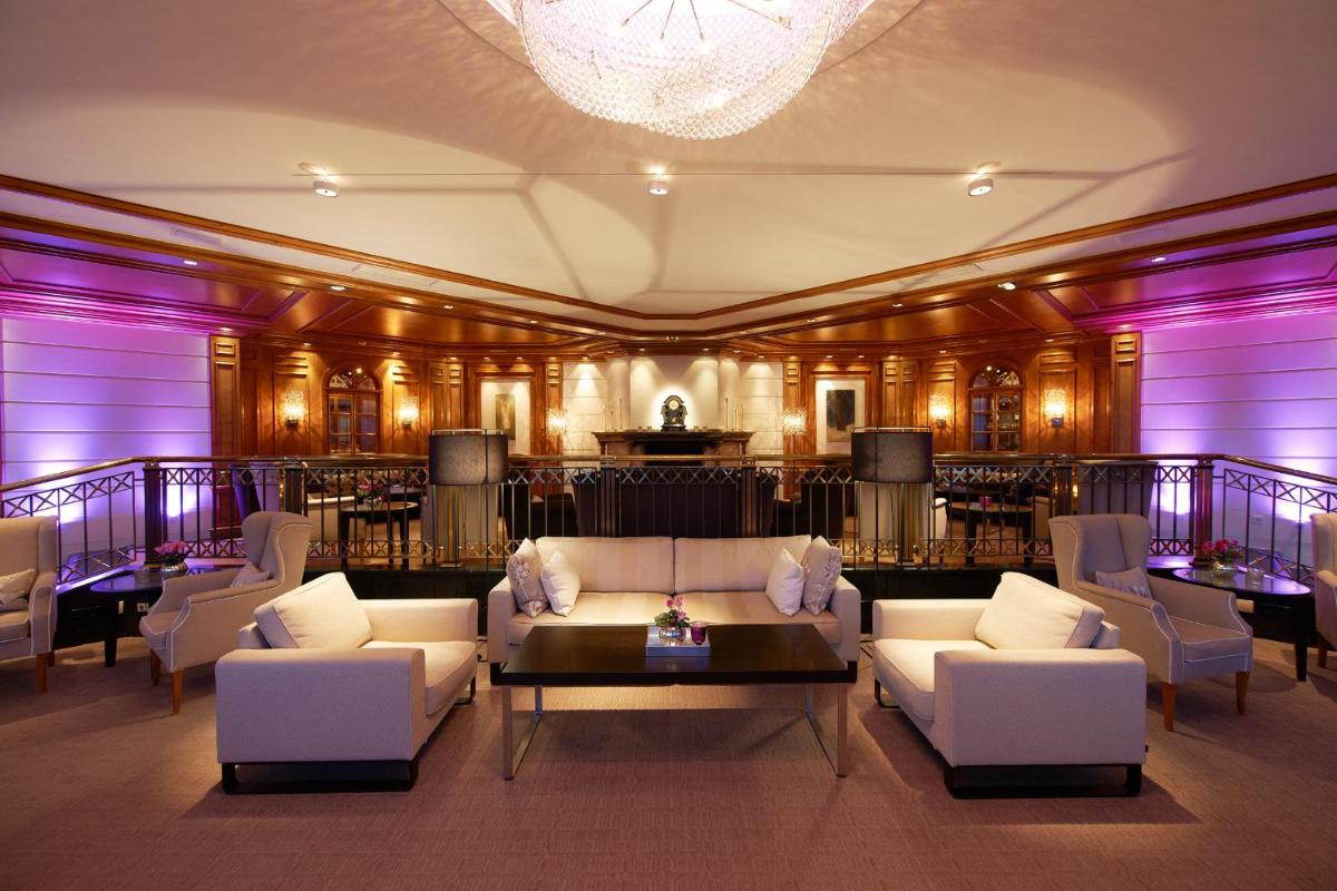 Großes Zimmer mit einem Sofa, Stühlen und einem Tisch in der Unterkunft Allgäu Sonne in Oberstaufen