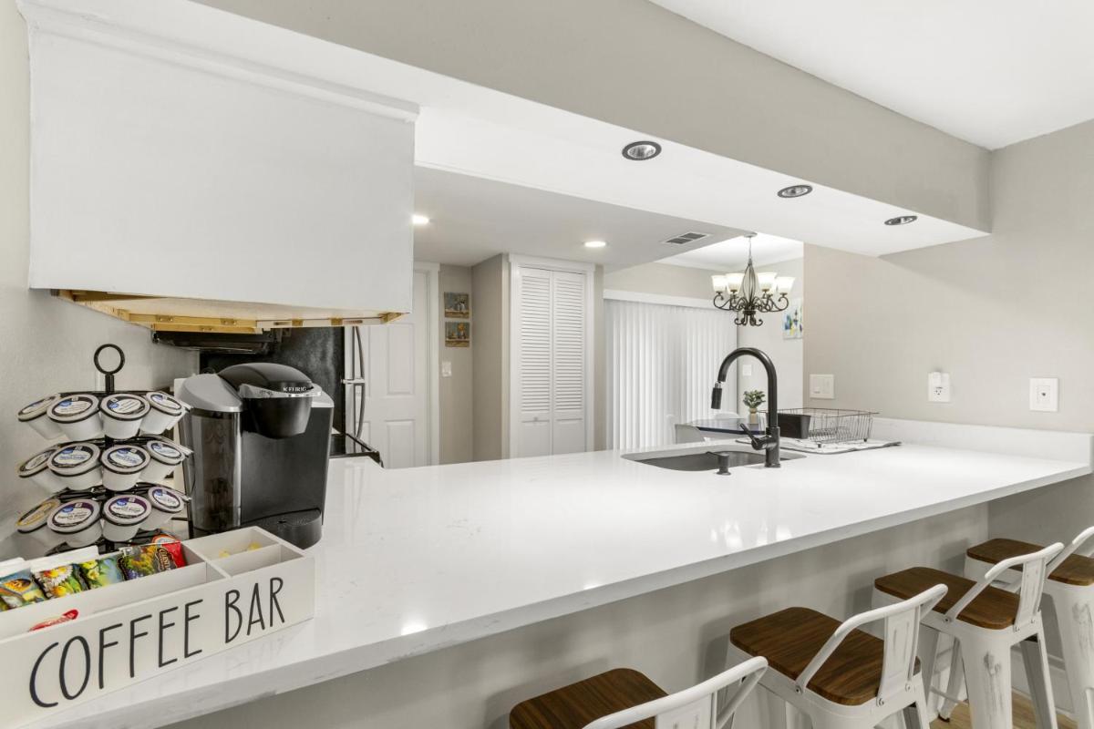 Emerald Escape 0.9 mi to Beach Near Downtown Best for Families - Housity