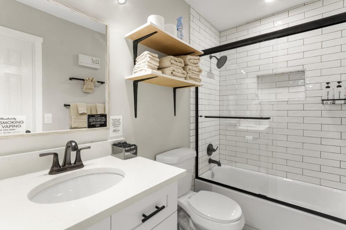 Emerald Escape 0.9 mi to Beach Near Downtown Best for Families - Housity