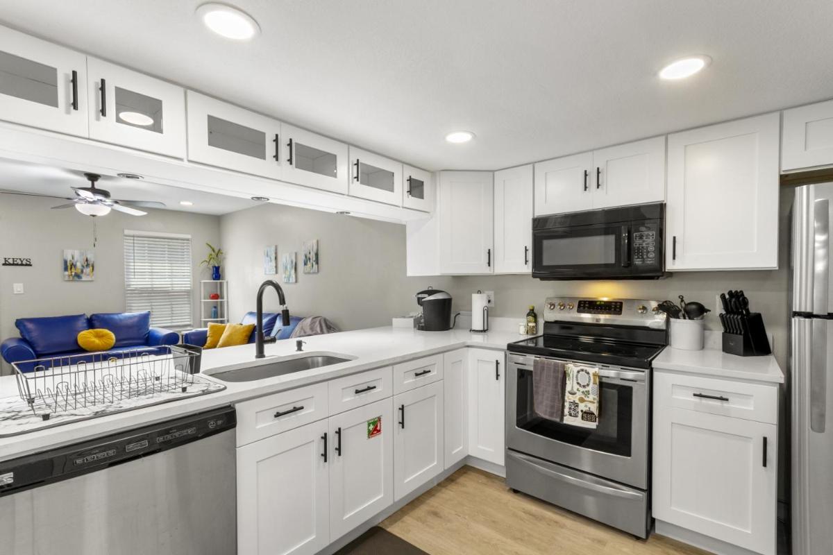 Emerald Escape 0.9 mi to Beach Near Downtown Best for Families - Housity